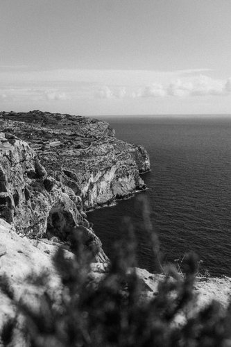 Južna obala Malte, a bome i ostali djelovi obiluju nepristupačnim terenom. U stara vrimena su se ode vodile teške bitke za otok na strateškoj poziciji u Sredozemnom moru. Nema ko se nije iša iskrcat i ko nije s kin zaratia.