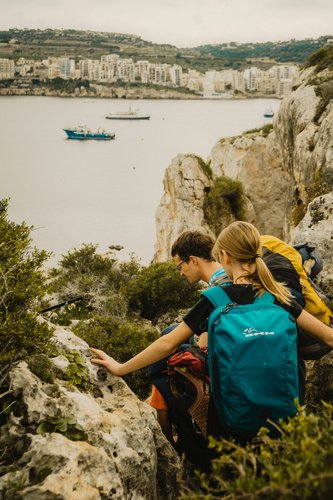 U pozadini teška betonizacija obale u okolici Melliehe. Nismo pitali pošto kvadrat...