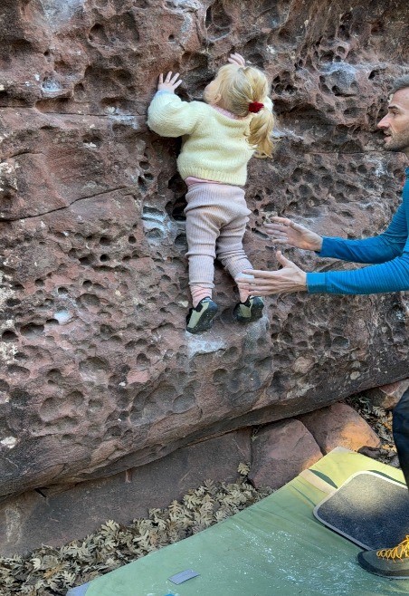 Mala je u jaslicama, a već se upoznala sa pješčenjakom!