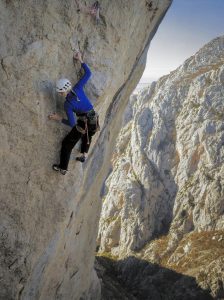 Žena popela Spomin!